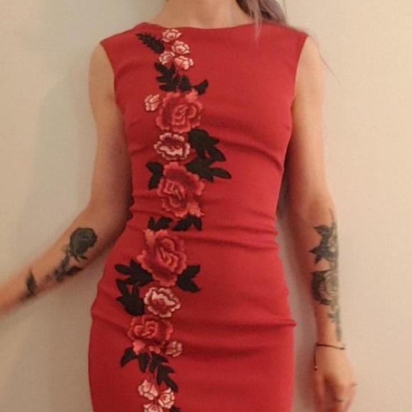 Long red dress. Worn once for a wedding - Picture 4 of 5